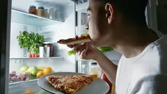 Mag je 's avonds laat nog eten als je wilt afvallen? Trainer maakt korte metten met een hardnekkige mythe