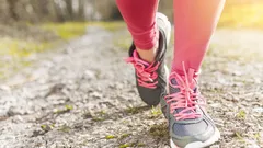 Wandelen tegen buikvet: trainer onthult effectieve dagelijkse norm voor resultaat