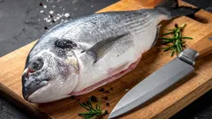 Vis schoonmaken zonder vieze resten en spetters: slim trucje van ervaren koks met een bak en water