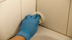 Stralende tegelvoegen in 15 minuten: de geheime schoonmaaktip tegen vuil en schimmel