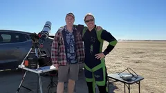 Geen Photoshop: astrofotograaf maakt foto van vallende persoon tegen de zon