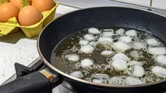 Gebakken eieren worden perfect: het geheim van een ijsblokje in de pan