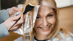 Lijk 10 jaar jonger met één verfbeurt: haarkleuren die je gezicht opfrissen