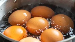 Giet het water na het koken van eieren niet in de gootsteen: zo maak je natuurlijke mest voor bloemen