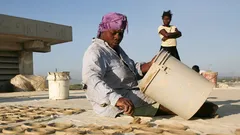 In welk land eet men "zonnig gebakken modderkoeken" en waarom?