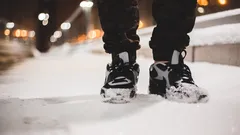 Eén spat op de zool in november en je kunt op ijs lopen: de schoenen klampen zich vast aan de grond als doornen.