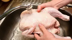 Waarom je rauwe kip niet moet wassen voor het koken – de grootste fout die iedereen maakt